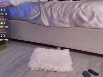 Hallie May English speaking webcam model